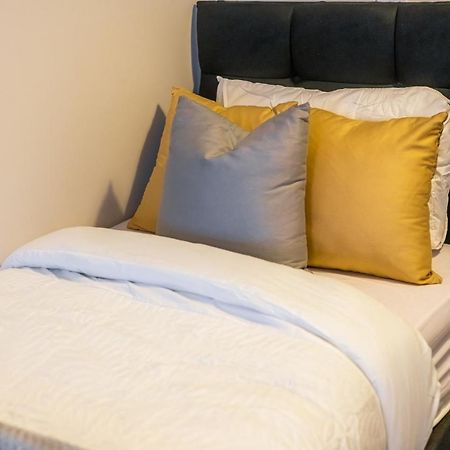 Lovely 4-Sleeper Apartment In Central Slough With Free Parking Exteriör bild