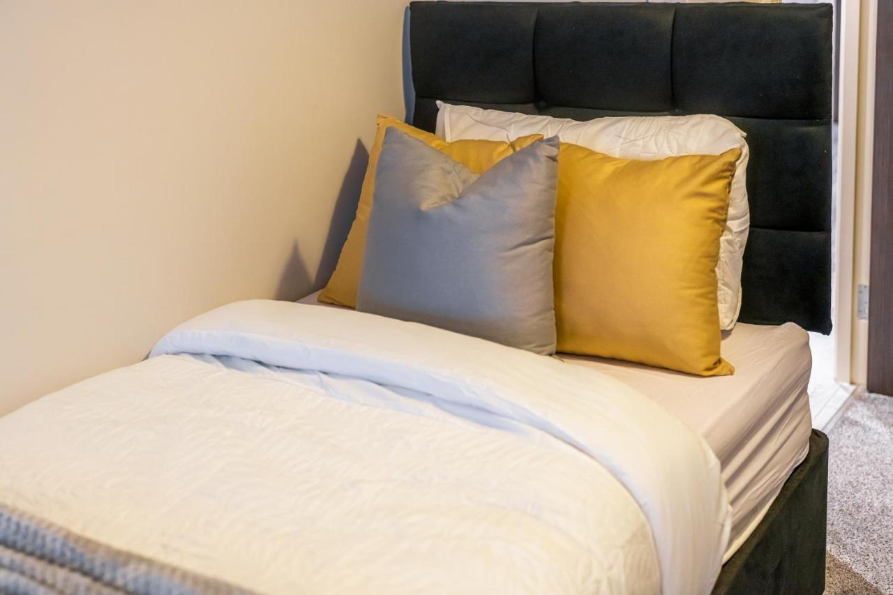 Lovely 4-Sleeper Apartment In Central Slough With Free Parking Exteriör bild