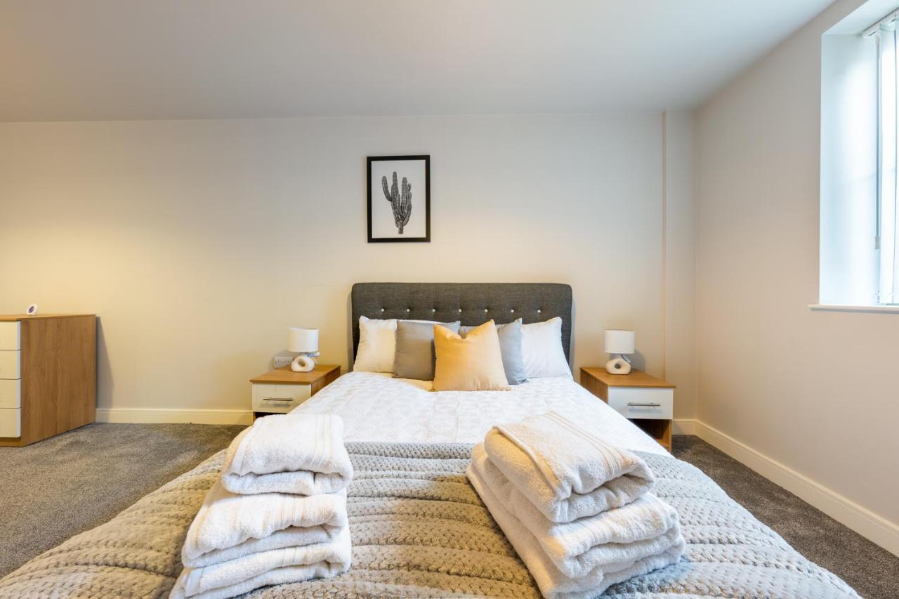 Lovely 4-Sleeper Apartment In Central Slough With Free Parking Exteriör bild