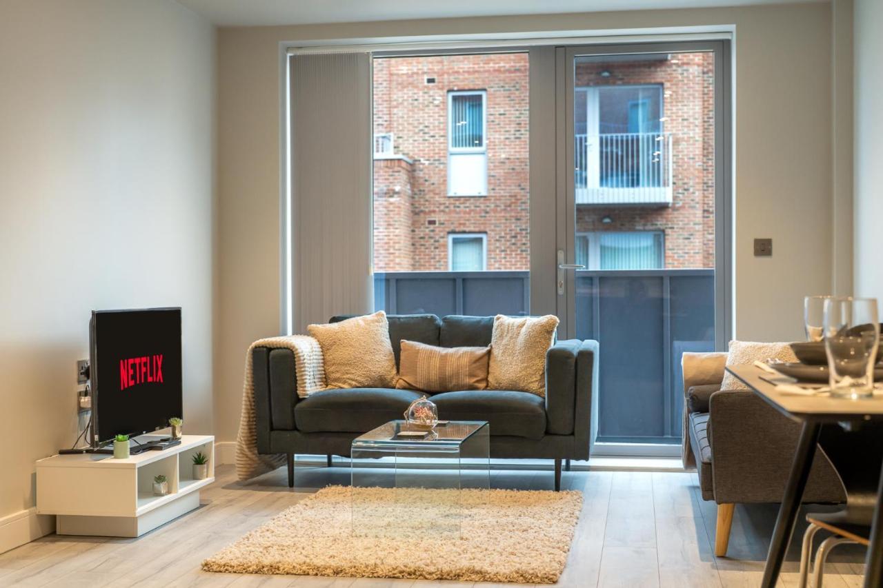 Lovely 4-Sleeper Apartment In Central Slough With Free Parking Exteriör bild