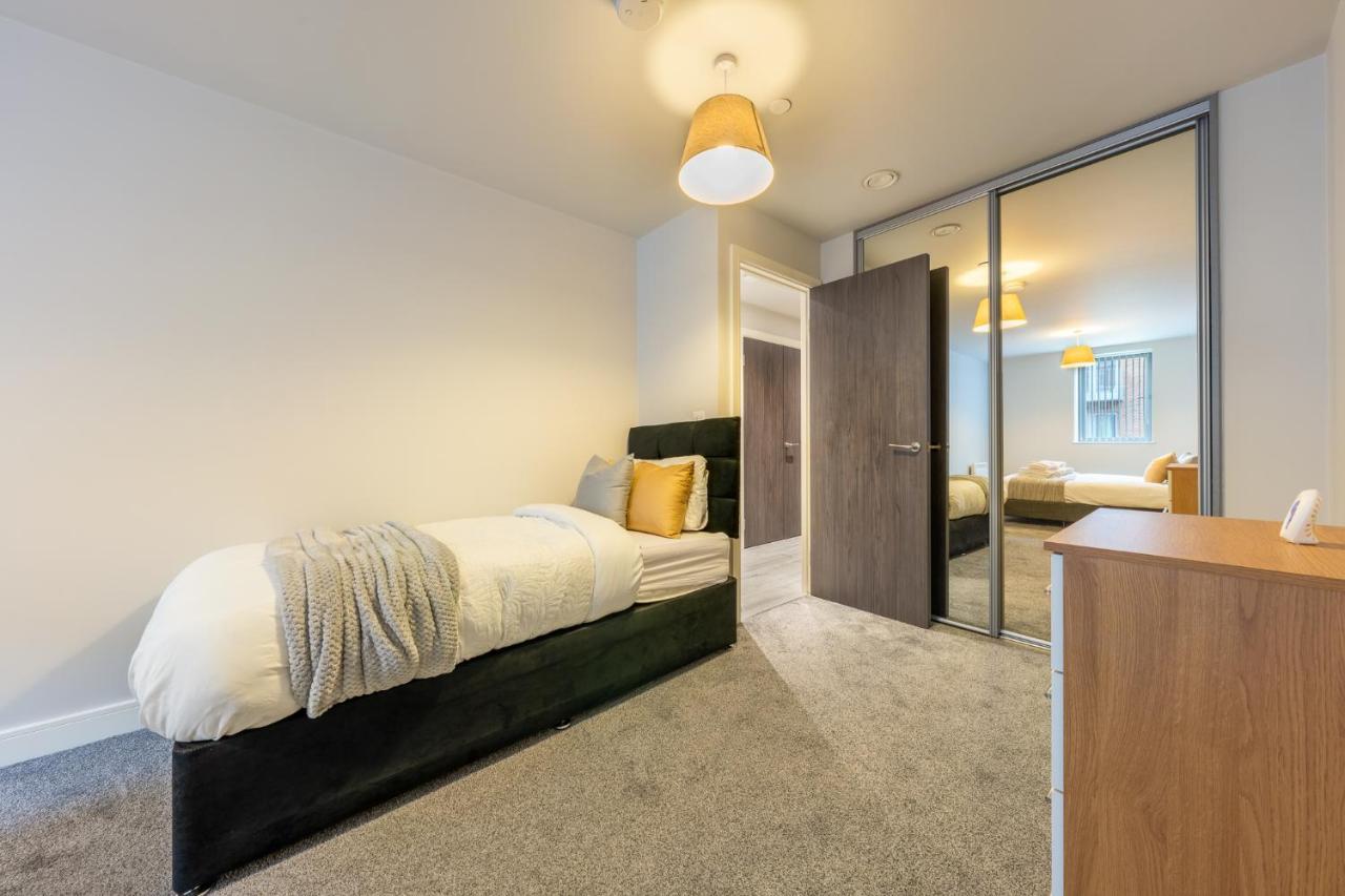 Lovely 4-Sleeper Apartment In Central Slough With Free Parking Exteriör bild