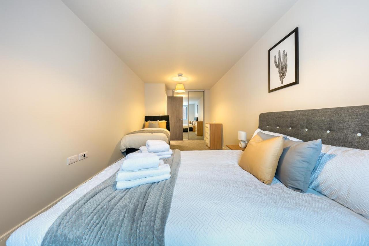 Lovely 4-Sleeper Apartment In Central Slough With Free Parking Exteriör bild